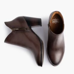 Uptown | Old English -Thursday Boots 1024x1024 Women Uptown OldEnglish 102122 Flatlay